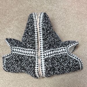 Snoozies size small Black and White Knit Slippers